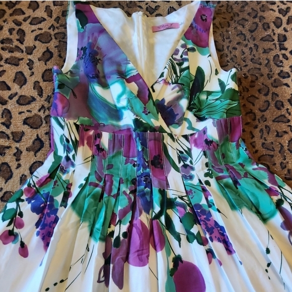 Pretty Summer Dress - Picture 2 of 4